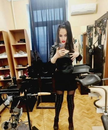 Опыт и нежность - мои главные козыри. ❤️ Я обеспечу тебе незабываемые моменты наслаждения и страсти. У меня есть много возможностей, чтобы утолить все твои желания 🌟, от классики до экзотики. Ни одна твоя фантазия не останется невыполненной. 😉 Я обладаю потрясающей фигурой и сексуальной красотой, что подкреплено моими фото, на которых я выгляжу просто особенно! 📸✨ Отзывы моих клиентов говорят о моей профессиональности и таланте. Живу я в самой прекрасной Москве, и готова встретиться с тобой. 🌃 Просто набери мой номер и погрузись в мир наслаждения и настоящей страсти. Жду тебя, мой дорогой... 💝 Зарина